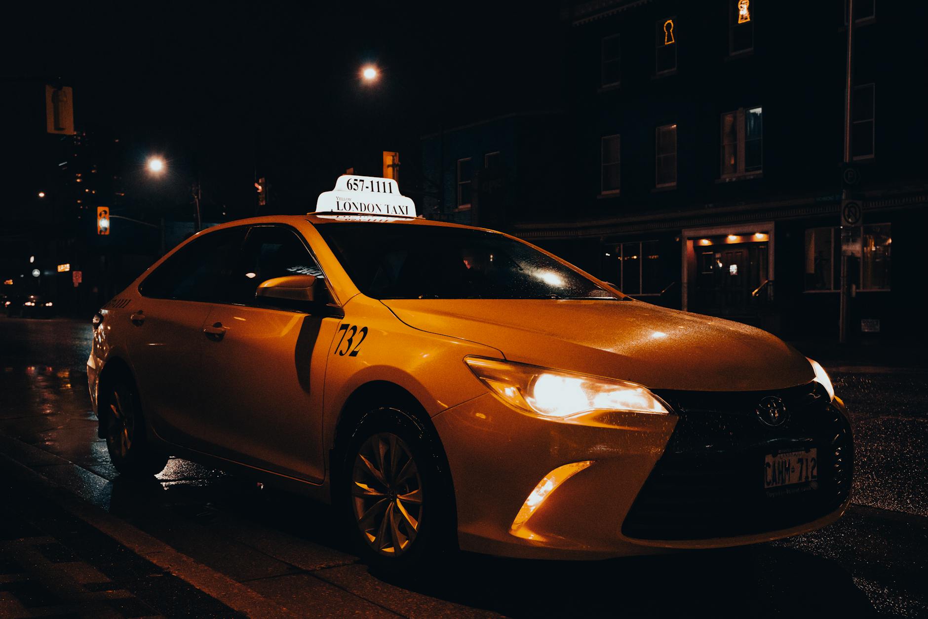 Getting to & Around Manchester: Complete Transport Guide 7 Manchester taxis — black cabs and private hire services for getting around Manchester