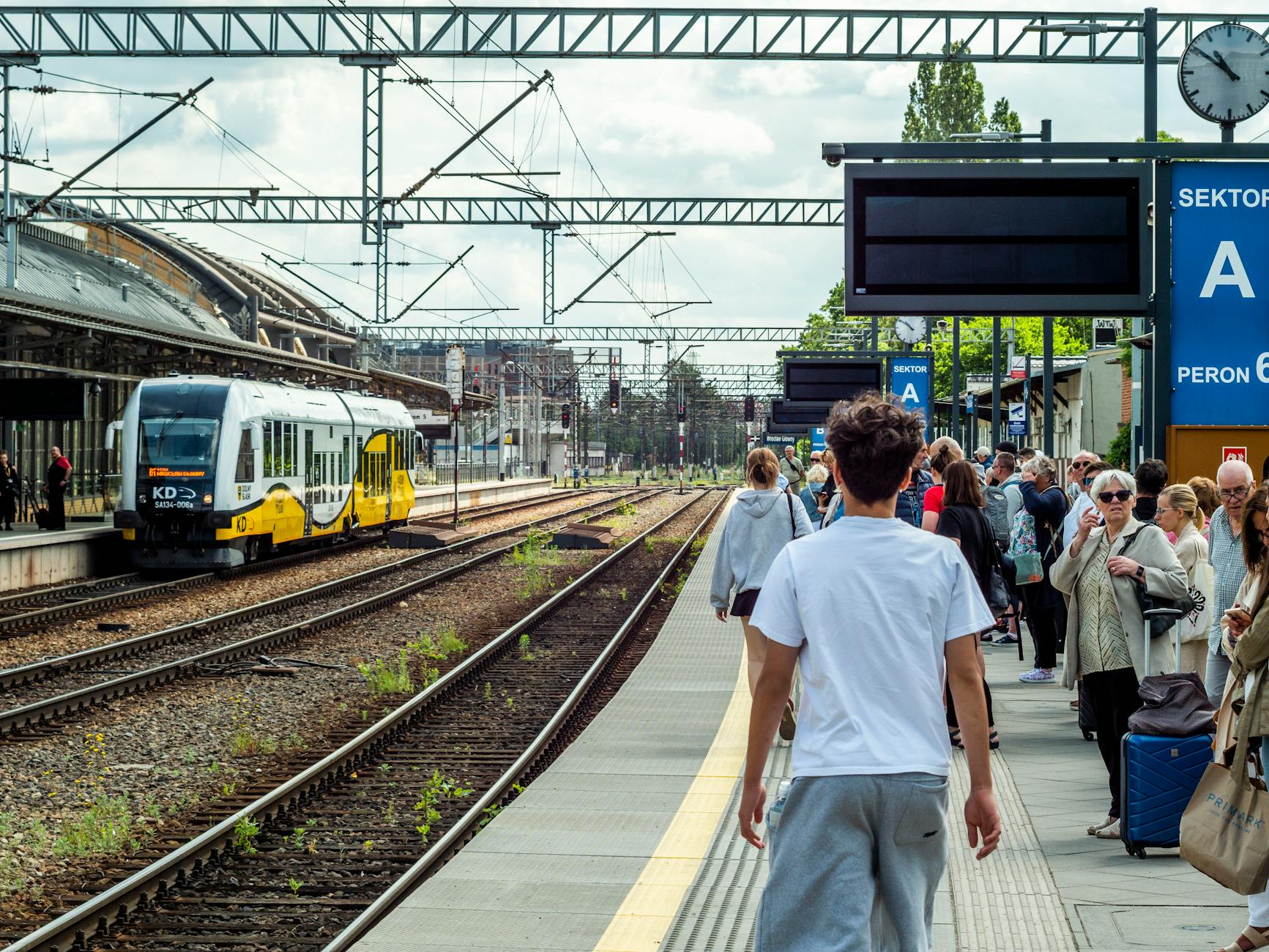 Getting to & Around Manchester: Complete Transport Guide 4 Manchester Piccadilly station — the main rail gateway for getting around Manchester