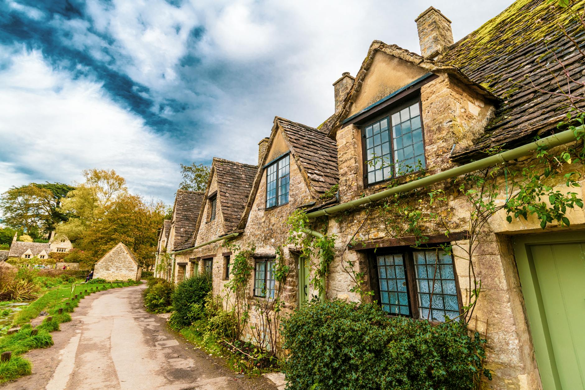 Peak District Day Trip from Manchester: The Complete 2026 Guide 3 Stone village of Castleton Peak District with cottages and hills behind