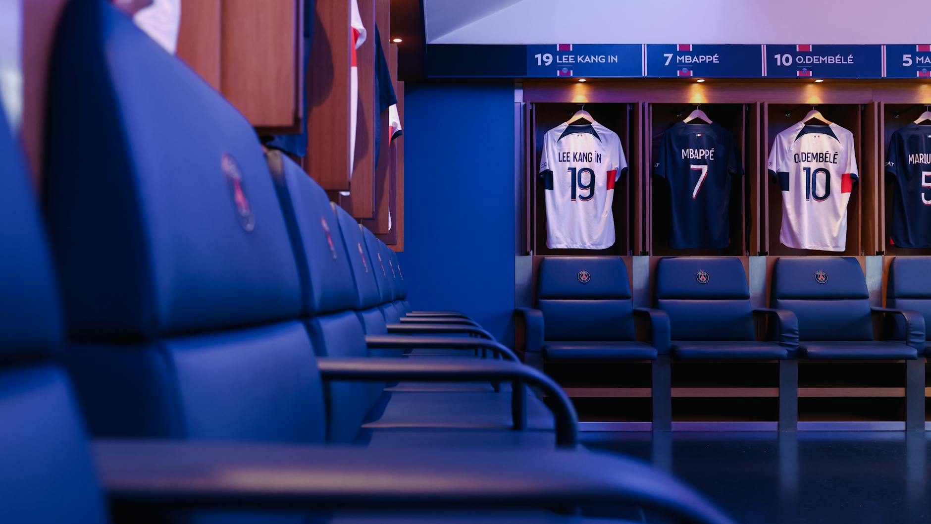 Etihad Stadium Tour & Manchester City Experience Guide (2026) 3 Etihad Stadium dressing room players tunnel immersive Manchester City