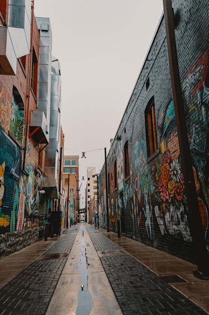 Manchester Street Art Guide: Murals, Walks & Northern Quarter (2026) 5 Manchester alley street art photography