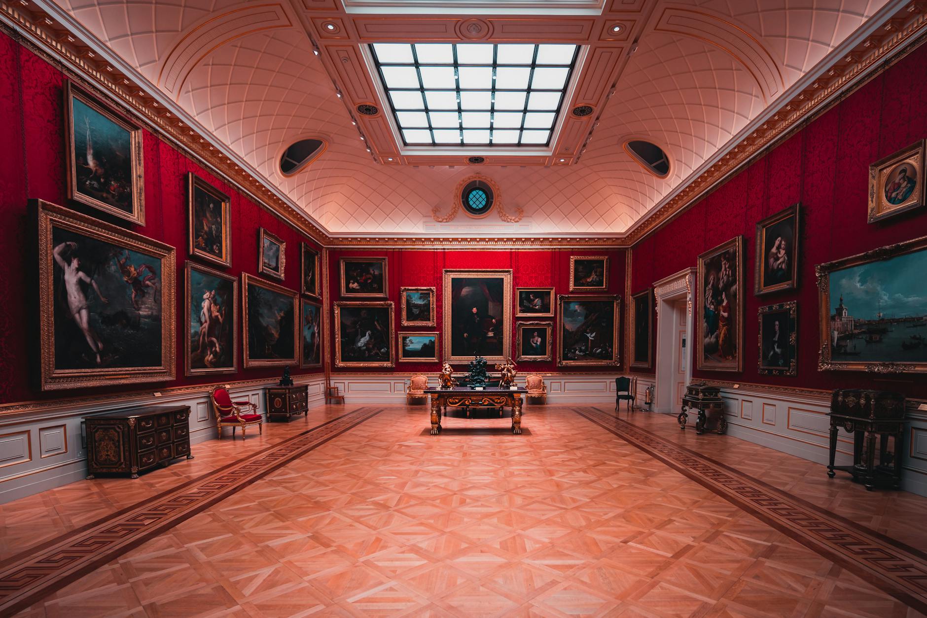 Best Free Museums in Manchester: Complete 2026 Guide (No Entry Fee) 2 Manchester Art Gallery interior with Pre-Raphaelite paintings and historic architecture