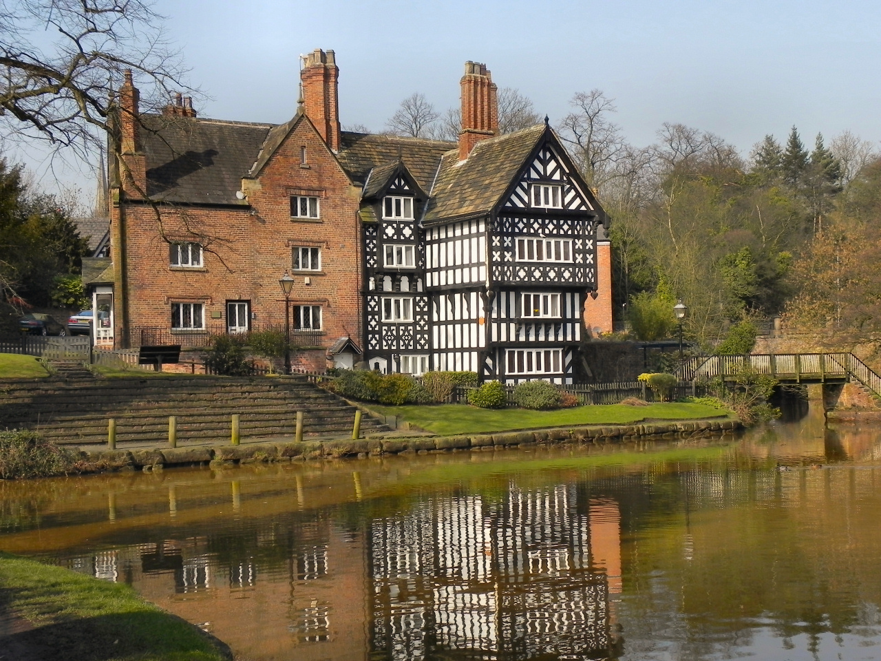 Greater Manchester Towns: The Complete Guide Beyond the City Centre 6 The black-and-white Packet House reflected in the Bridgewater Canal at Worsley