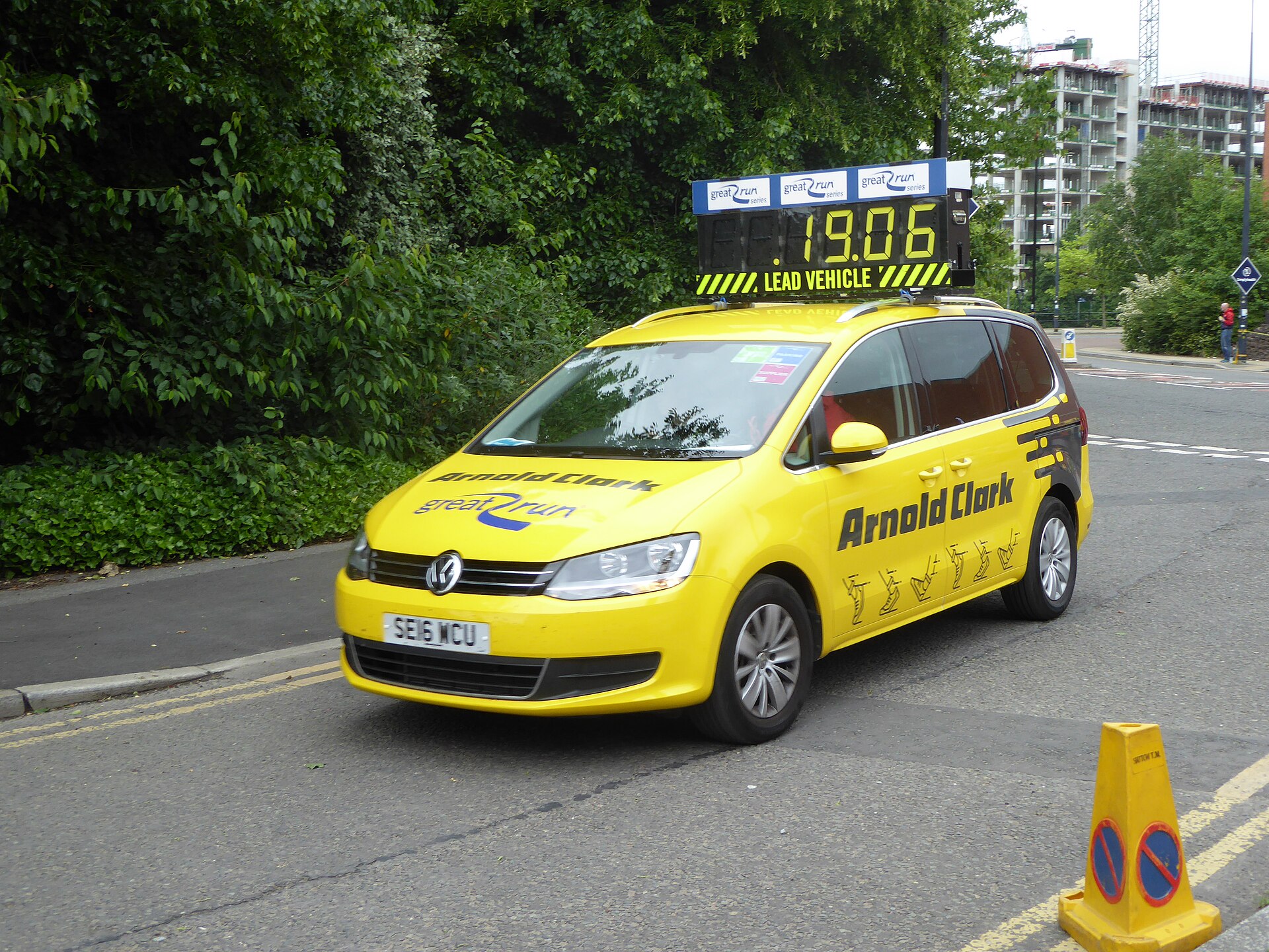 Manchester Marathon & Great Manchester Run: Runner & Spectator Guide 6 The yellow lead vehicle with a race clock on its roof at the Great Manchester Run